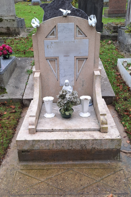 Nettoyage de monuments funeraires apres Illustration de Nettoyage de monuments funeraires apres